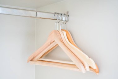 Boş elbise askısı