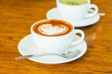 Beyaz fincan sıcak çikolatalı latte