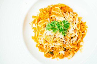 Spagetti veya makarna bolognese beyaz plaka