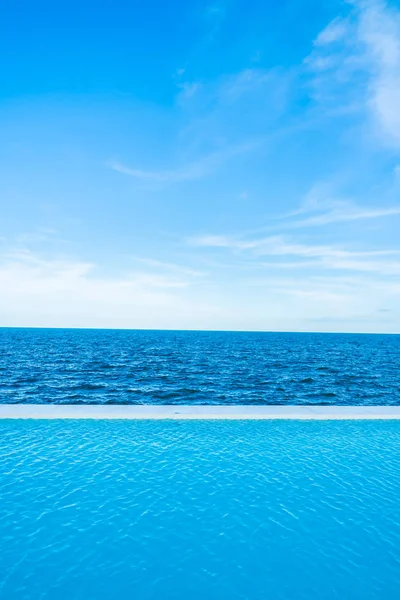 Piscina Infinity con vista mare e oceano sul cielo blu — Foto Stock