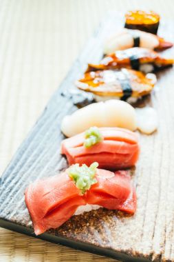 Ham ve taze nigiri suşi roll