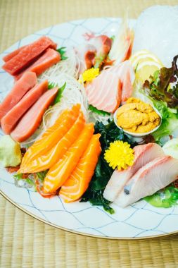 Ham ve taze sashimi Balık eti
