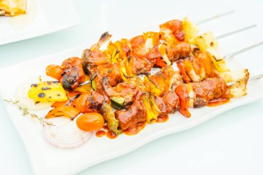 Barbekü et sopa beyaz plaka ızgara