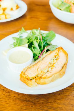 Beyaz tabak içinde somon steak