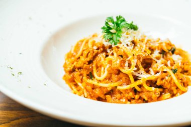 Spagetti veya makarna bolognese beyaz plaka