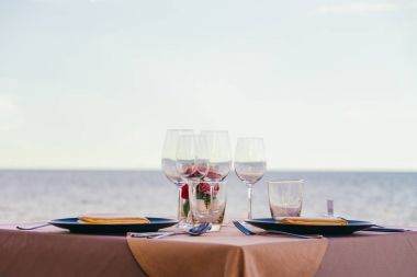 Romantik yemek masası Şarap kadehi ile ayar ve diğer