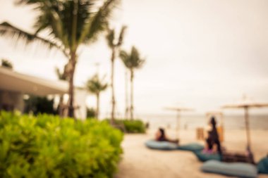 Bulanıklık ve ufuk palmiye ağacı plaj ve deniz ile soyut