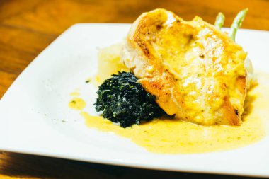 Sebzeli ızgara tavuk göğsü biftek