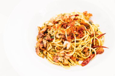 Spagetti pastırma sarımsak ile