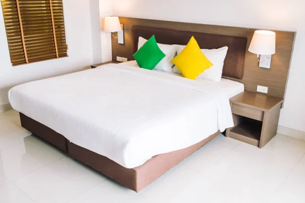 Комфортная подушка на кровати украшения интерьера — стоковое фото