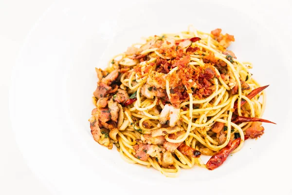 Spagetti pastırma sarımsak ile