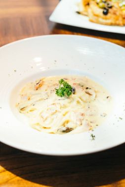 Spagetti carbonara beyaz plaka