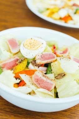 Ton balığı et ve yumurta sebze salatası ile