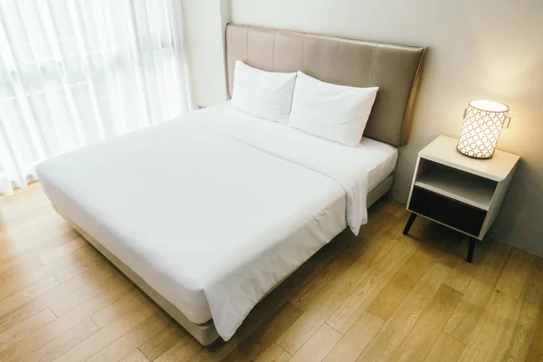 Valkoinen tyyny sängyllä — kuvapankkivalokuva