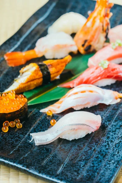 Creveți de ton de somon crud și proaspăt și alte sushi — Fotografie, imagine de stoc