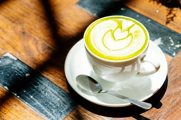 Yeşil çay, sütlü sütlü kahve.