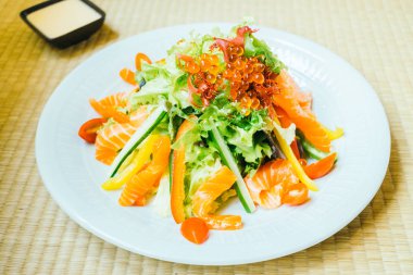 Beyaz tabak içinde somon salata