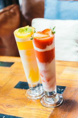 Çilek smoothies cam içme buz