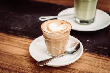 Sıcak latte kahve fincanı