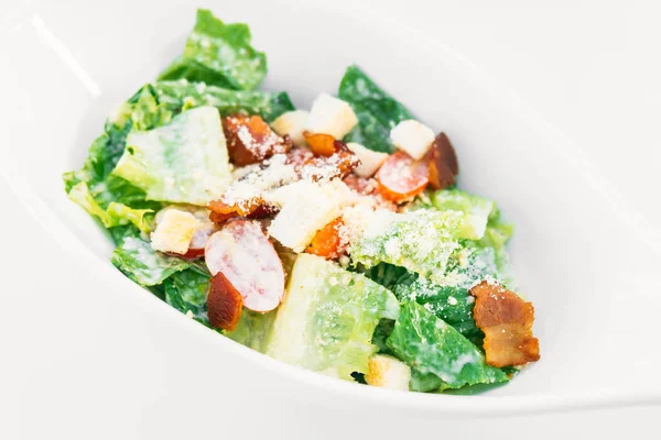 Caesarsalade in witte kom — Stockfoto