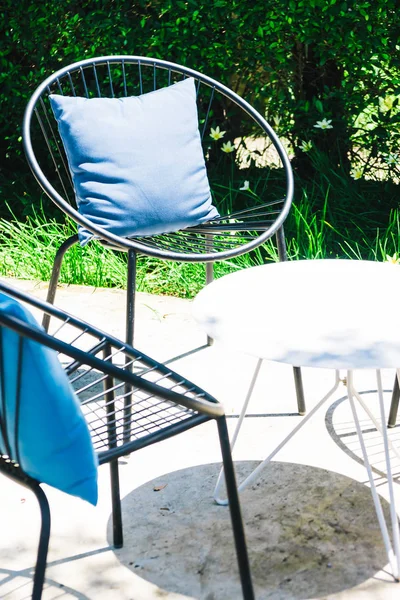 Patio mit Kissen auf Stuhl und Tisch — Stockfoto