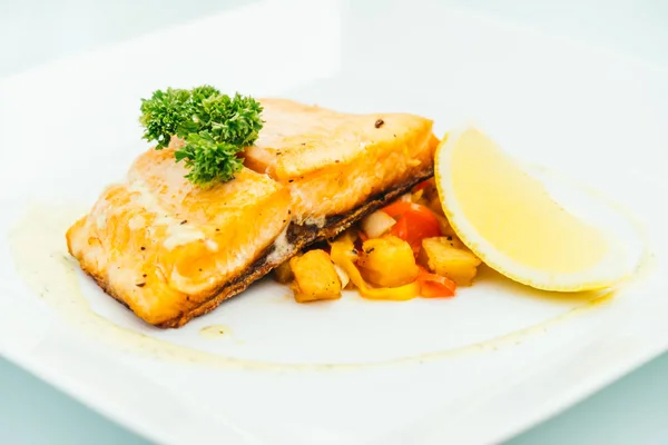 Filete de salmón en plato blanco — Foto de Stock