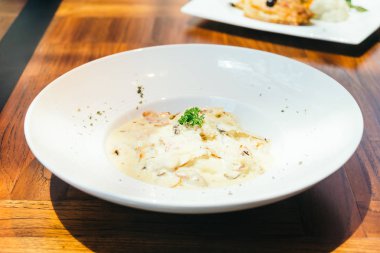 Spagetti carbonara beyaz plaka