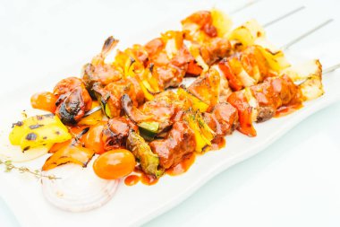 Barbekü et sopa beyaz plaka ızgara