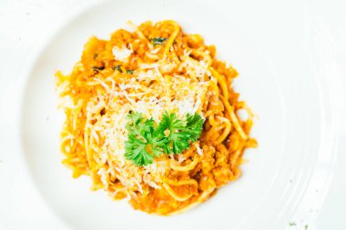 Spagetti veya makarna bolognese beyaz plaka