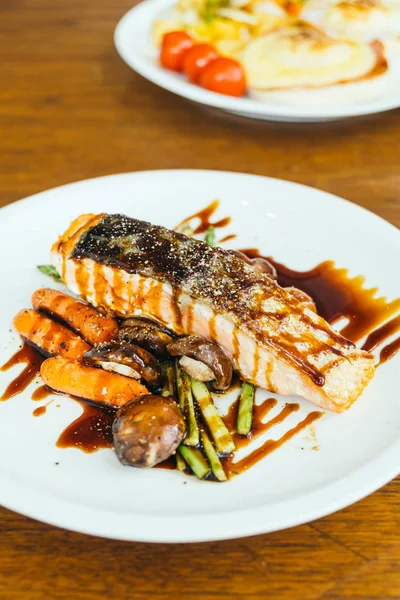 Bife de filé de carne de salmão grelhado com legumes — Fotografia de Stock