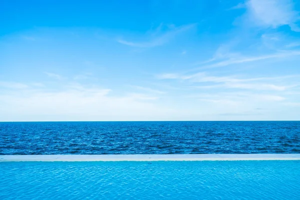 Mavi gökyüzü üzerinde deniz ve okyanus manzaralı sonsuzluk Yüzme Havuzu