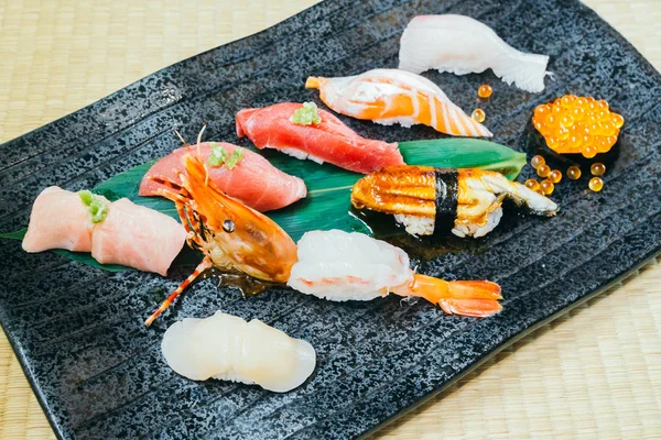 Ham ve taze somon balığı karides ve diğer suşi