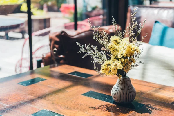 桌子上的花瓶花 — 图库照片