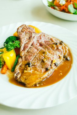 Sebzeli ızgara t-bone sığır eti biftek