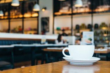 Restoran ve kafeterya masada beyaz fincan sıcak latte kahve