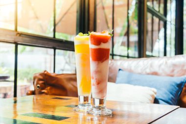 Çilek smoothies cam içme buz