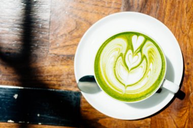 Yeşil çay, sütlü sütlü kahve.