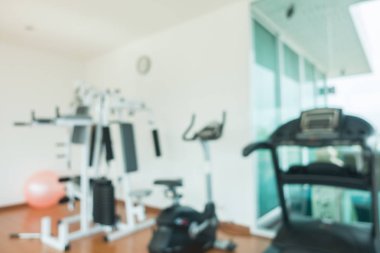 Soyut bulanıklık ve spor salonu iç ufuk spor ekipmanları