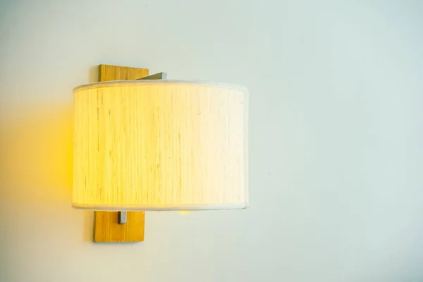 Lichte lamp op de muur — Stockfoto