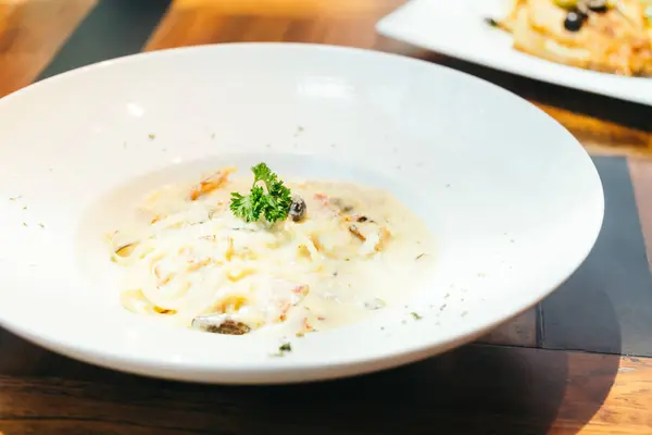 Espaguete Carbonara em placa branca — Fotografia de Stock