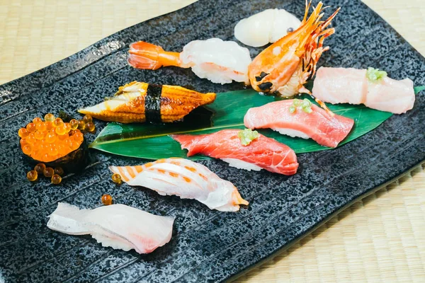 Camarones de atún de salmón crudo y fresco y otros sushi — Foto de Stock