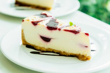 Beyaz tabak içinde ahududu cake