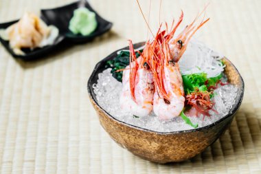 Ham ve taze karides veya karides sashimi