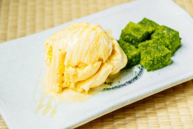 Vanilyalı dondurma ile matcha yeşil çay mochi