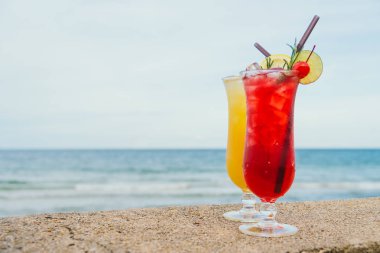 Plaj ve deniz ile cam içme buzlu kokteyller