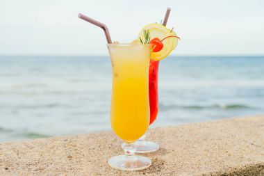 Plaj ve deniz ile cam içme buzlu kokteyller