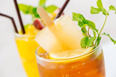 Plaj ve deniz ile cam içme buzlu kokteyller