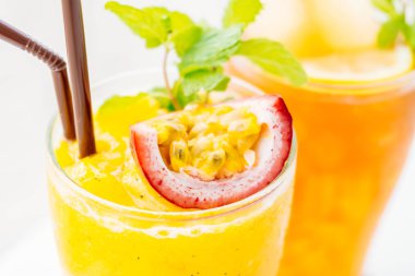 Plaj ve deniz ile cam içme buzlu kokteyller