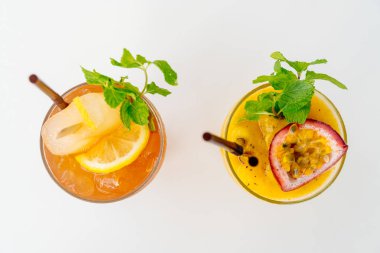 Plaj ve deniz ile cam içme buzlu kokteyller