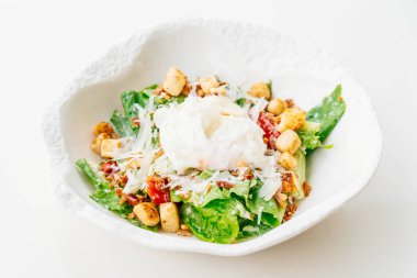 Sezar salata taze sebze ile